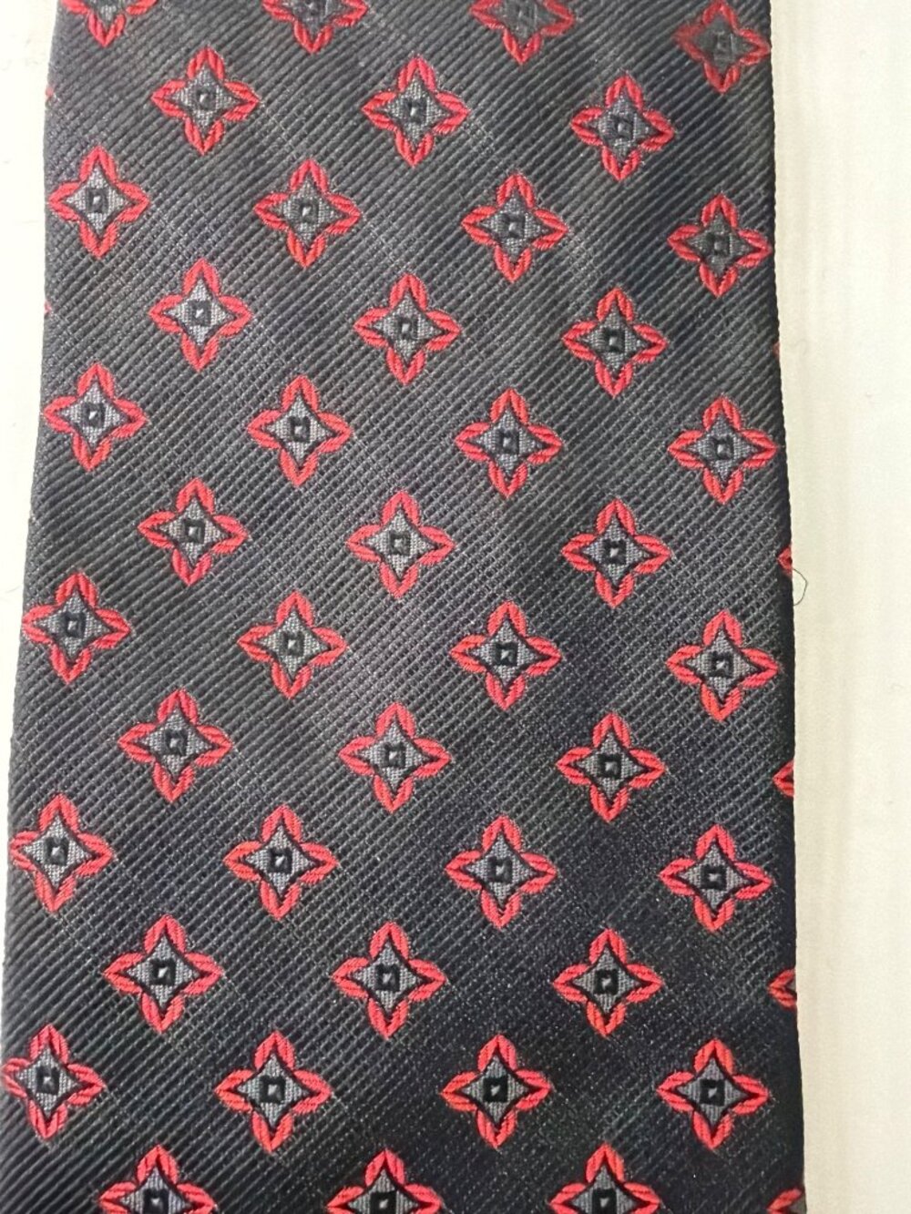 Hugo Boss Men’s Black Red Silk Foulard Pattern Necktie